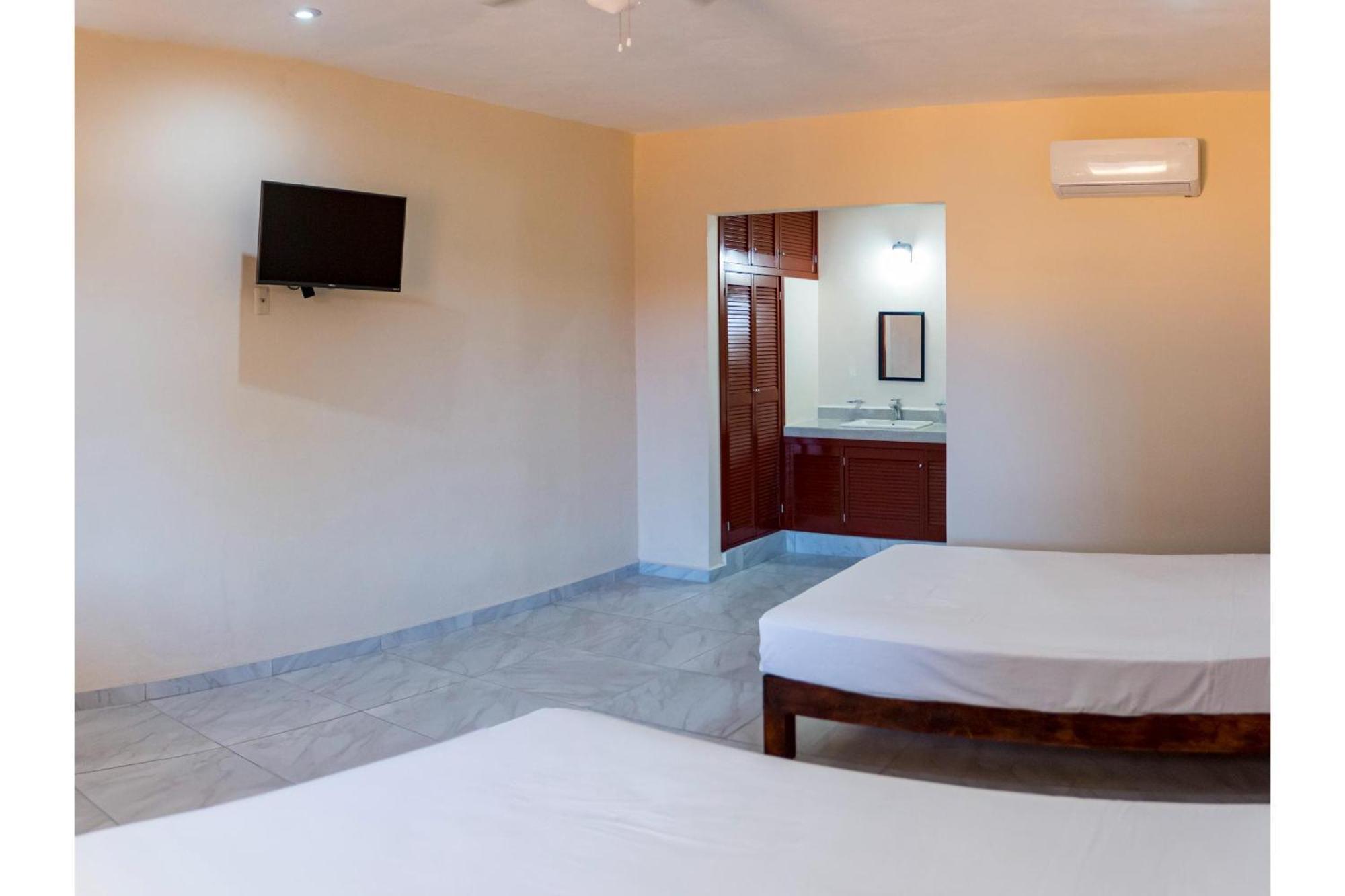 Hotel Oyo La Playa